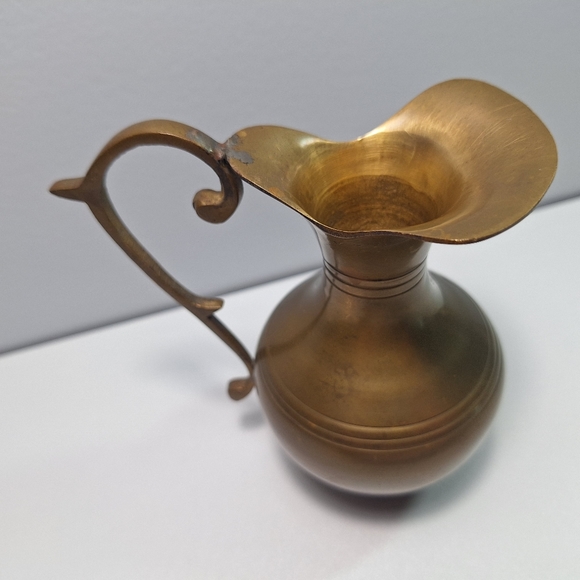 Vintage small brass pitcher made in India - Picture 9 of 16